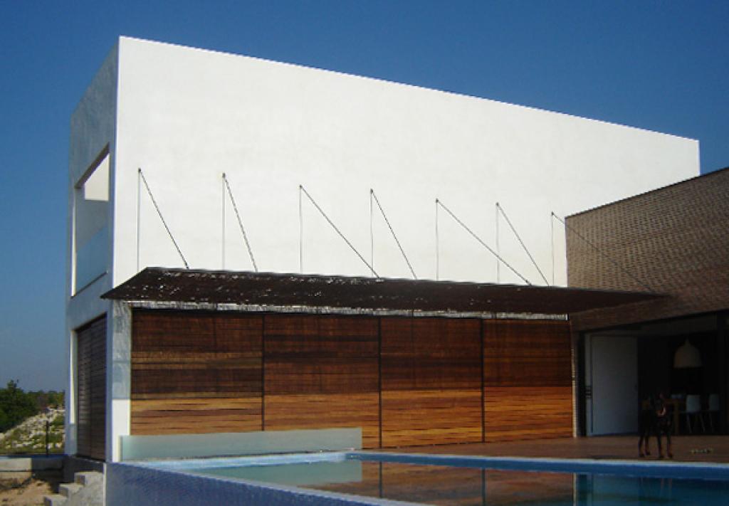 Casa amb piscina desbordant