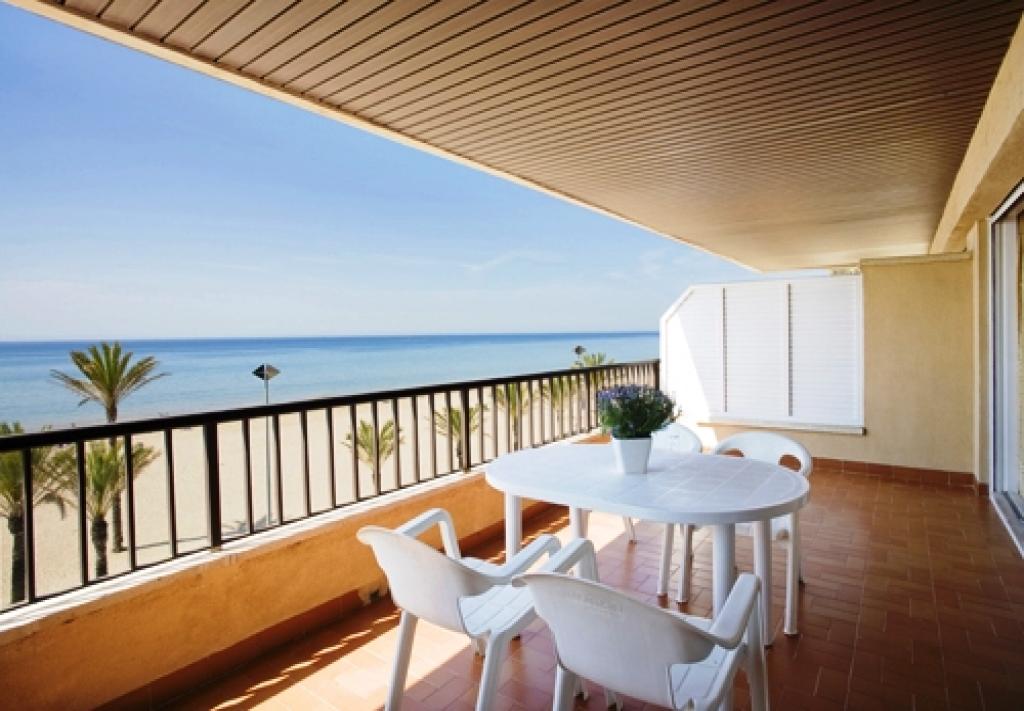 Ampli apartament amb gran terrassa a 1ª línia de mar