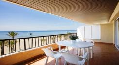 Ampli apartament amb gran terrassa a 1ª línia de mar